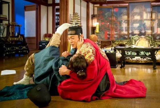Splash Splash Love still of Kim Seul-gi and Yoon Doo-joon, mini drama
